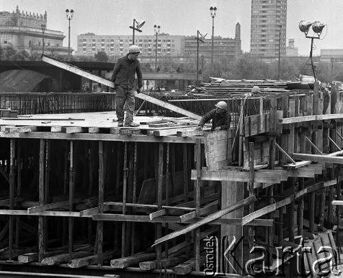 1974, Warszawa, Polska.
Przebudowa centrum miasta w rejonie ulic: Aleje Jerozolimskie, Chałubińskiego, Emilii Plater. Budowa dworca Warszawa Centralna i linii średnicowej.  
Fot. Wojciech Druszcz, zbiory Ośrodka KARTA