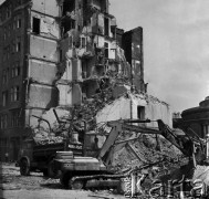 1973, Warszawa, Polska.
Rozbiórka kamienic na ulicy Chałubińskiego. Przygotowywanie terenu pod budowę dworca Warszawa Centralna. Z prawej fragment Pałacu Kultury i Nauki.
Fot. Wojciech Druszcz, zbiory Ośrodka KARTA
