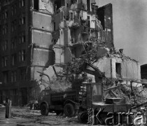 1973, Warszawa, Polska.
Rozbiórka kamienic na ulicy Chałubińskiego. Przygotowywanie terenu pod budowę dworca Warszawa Centralna. 
Fot. Wojciech Druszcz, zbiory Ośrodka KARTA