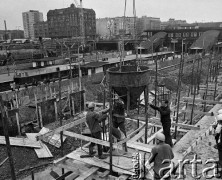 1973, Warszawa, Polska.
Wykopy pod budowę kolejowej linii średnicowej i nowego dworca Warszawa Centralna. W tle perony starego dworca
Fot. Wojciech Druszcz, zbiory Ośrodka KARTA