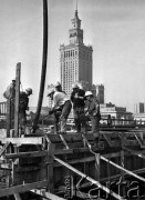 1973, Warszawa, Polska.
Budowa nowej hali dworca Warszawa Centralna i kolejowej linii średnicowej, w tle Pałac Kultury i Nauki.
Fot. Wojciech Druszcz, zbiory Ośrodka KARTA
