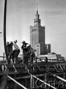 1973, Warszawa, Polska.
Budowa nowej hali Dworca Centralnego i kolejowej linii średnicowej, w tle Pałac Kultury i Nauki.
Fot. Wojciech Druszcz, zbiory Ośrodka KARTA

