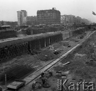 1973, Warszawa, Polska.
Wykopy pod budowę kolejowej linii średnicowej i dworca Warszawa Centralna. W tle perony starego dworca.
Fot. Wojciech Druszcz, zbiory Ośrodka KARTA