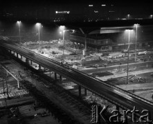 1975, Warszawa, Polska.
Ostatni etap budowy dworca Warszawa Centralna i przebudowy ulic Aleje Jerozolimskie i Chałubińskiego.  
Fot. Wojciech Druszcz, zbiory Ośrodka KARTA