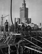 1973, Warszawa, Polska.
Budowa nowej hali dworca Warszawa Centralna i kolejowej linii średnicowej, w tle Pałac Kultury i Nauki.
Fot. Wojciech Druszcz, zbiory Ośrodka KARTA