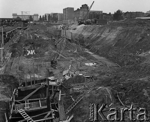 1973, Warszawa, Polska.
Wykopy pod budowę kolejowej linii średnicowej i nowego dworca Warszawa Centralna. W tle perony starego dworca.
Fot. Wojciech Druszcz, zbiory Ośrodka KARTA