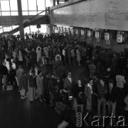 1976, Warszawa, Polska.
Nowo oddany do użytku dworzec Warszawa Centralna. Kolejki do kas w hali głównej.
Fot. Wojciech Druszcz, zbiory Ośrodka KARTA