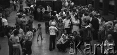 1976, Warszawa, Polska.
Nowo oddany do użytku dworzec Warszawa Centralna. Pasażerowie na peronie.
Fot. Wojciech Druszcz, zbiory Ośrodka KARTA