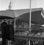 Grudzień 1975, Warszawa, Polska.
Nowo oddany do użytku dworzec Warszawa Centralna. W tle fragment Pałacu Kultury i Nauki.  
Fot. Wojciech Druszcz, zbiory Ośrodka KARTA