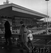 Grudzień 1975, Warszawa, Polska.
Nowo oddany do użytku dworzec Warszawa Centralna. W oddali fragment Pałacu Kultury i Nauki.  
Fot. Wojciech Druszcz, zbiory Ośrodka KARTA