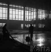 1975, Warszawa, Polska.
Prace wykończeniowe w nowej hali dworca Warszawa Centralna.
Fot. Wojciech Druszcz, zbiory Ośrodka KARTA