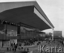 Grudzień 1975, Warszawa, Polska.
Nowo oddany do użytku dworzec kolejowy Warszawa Centralna.
Fot. Wojciech Druszcz, zbiory Ośrodka KARTA