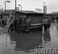 1973, Warszawa, Polska.
Robotnicy na budowie dworca Warszawa Centralna. Prace przy stawianiu baraków dla pracowników.
Fot. Wojciech Druszcz, zbiory Ośrodka KARTA