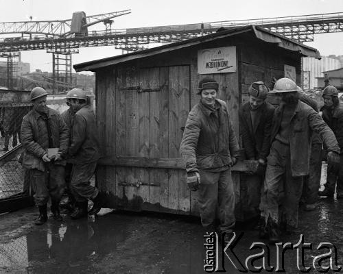 1973, Warszawa, Polska.
Robotnicy na budowie dworca Warszawa Centralna. Prace przy stawianiu baraków dla pracowników.
Fot. Wojciech Druszcz, zbiory Ośrodka KARTA