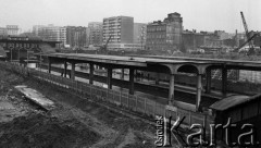 1973, Warszawa, Polska.
Wykopy pod budowę kolejowej linii średnicowej i nowego dworca Warszawa Centralna. W tle perony starego dworca.
Fot. Wojciech Druszcz, zbiory Ośrodka KARTA