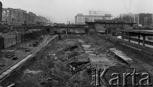 1973, Warszawa, Polska.
Wykopy pod budowę kolejowej linii średnicowej i nowego dworca Warszawa Centralna. W tle perony starego dworca.
Fot. Wojciech Druszcz, zbiory Ośrodka KARTA