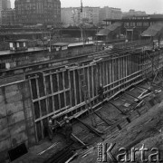 1973, Warszawa, Polska.
Wykopy pod budowę kolejowej linii średnicowej i nowego dworca Warszawa Centralna. W tle perony starego dworca.
Fot. Wojciech Druszcz, zbiory Ośrodka KARTA