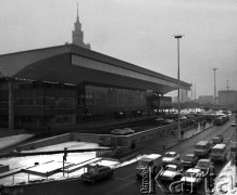 Grudzień 1975, Warszawa, Polska.
Nowo oddany do użytku dworzec kolejowy Warszawa Centralna.
Fot. Wojciech Druszcz, zbiory Ośrodka KARTA