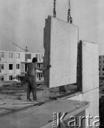 1976, Warszawa, Polska.
Budowa bloków na osiedlu Chomiczówka.
Fot. Wojciech Druszcz, zbiory Ośrodka KARTA