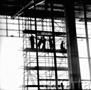 1973, Warszawa, Polska
Prace przy konstrukcji nowej hali dworca Warszawa Centralna.
Fot. Wojciech Druszcz, zbiory Ośrodka KARTA