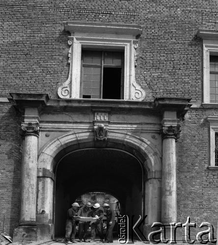 1973, Warszawa, Polska.
Budowa Zamku Królewskiego. Narada przed frontonem zamku.
Fot. Wojciech Druszcz, zbiory Ośrodka KARTA