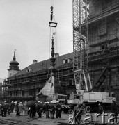 1974, Warszawa, Polska.
Budowa Zamku Królewskiego. Montowanie kopuły wieży zegarowej. 
Fot. Wojciech Druszcz, zbiory Ośrodka KARTA
