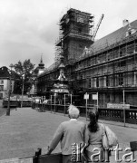 1974, Warszawa, Polska.
Budowa Zamku Królewskiego. Montowanie kopuły wieży zegarowej. 
Fot. Wojciech Druszcz, zbiory Ośrodka KARTA
