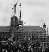 1974, Warszawa, Polska.
Budowa Zamku Królewskiego. Montowanie kopuły wieży zegarowej. 
Fot. Wojciech Druszcz, zbiory Ośrodka KARTA
