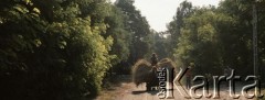 1980, Tomczyce, Polska.
Wóz z sianem na wiejskiej drodze.
Fot. Wojciech Druszcz, zbiory Ośrodka KARTA