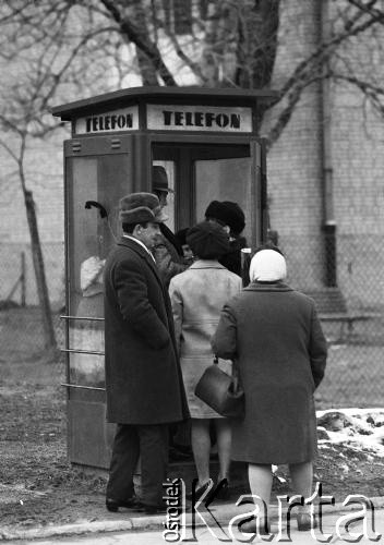 1971, Warszawa, Polska.
Kolejka do budki telefonicznej.
Fot. Wojciech Druszcz, zbiory Ośrodka KARTA