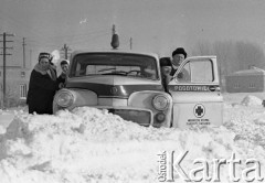 Luty 1971, okolice Kamionki, województwo warszawskie, Polska.
Karetka pogotowia w zaspie. Lekarze i pielęgniarka usiłują przepchnąć ją przez zasypaną śniegiem drogę, aby dotrzeć do chorego. 
Fot. Wojciech Druszcz, zbiory Ośrodka KARTA