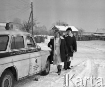 Luty 1971, okolice Kamionki, województwo warszawskie, Polska.
Karetka pogotowia w zaspie. Lekarze i pielęgniarka usiłują przepchnąć ją przez zasypaną śniegiem drogę, aby dotrzeć do chorego. 
Fot. Wojciech Druszcz, zbiory Ośrodka KARTA