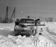 Luty 1971, okolice Kamionki, województwo warszawskie, Polska.
Karetka pogotowia w zaspie. Lekarze i pielęgniarka usiłują przepchnąć ją przez zasypaną śniegiem drogę, aby dotrzeć do chorego. 
Fot. Wojciech Druszcz, zbiory Ośrodka KARTA