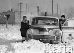 Luty 1971, okolice Kamionki, województwo warszawskie, Polska.
Karetka pogotowia w zaspie. Lekarze i pielęgniarka usiłują przepchnąć ją przez zasypaną śniegiem drogę, aby dotrzeć do chorego. 
Fot. Wojciech Druszcz, zbiory Ośrodka KARTA