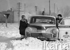 Luty 1971, okolice Kamionki, województwo warszawskie, Polska.
Karetka pogotowia w zaspie. Lekarze i pielęgniarka usiłują przepchnąć ją przez zasypaną śniegiem drogę, aby dotrzeć do chorego. 
Fot. Wojciech Druszcz, zbiory Ośrodka KARTA