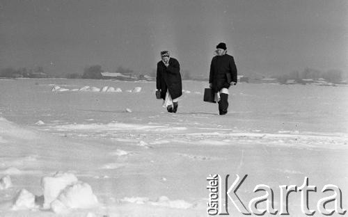 Luty 1971, okolice Kamionki, województwo warszawskie, Polska.
Lekarz i pielęgniarka idą do chorego, po tym jak karetka pogotowia, którą jechali utknęła w zaspie.
Fot. Wojciech Druszcz, zbiory Ośrodka KARTA