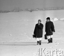 Luty 1971, okolice Kamionki, województwo warszawskie, Polska.
Lekarz i pielęgniarka idą do chorego, po tym jak karetka pogotowia, którą jechali utknęła w zaspie.
Fot. Wojciech Druszcz, zbiory Ośrodka KARTA