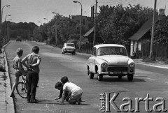 1995, Nowe Miasto, Polska.
Zabawy dzieci na jezdni.
Fot. Wojciech Druszcz, zbiory Ośrodka KARTA