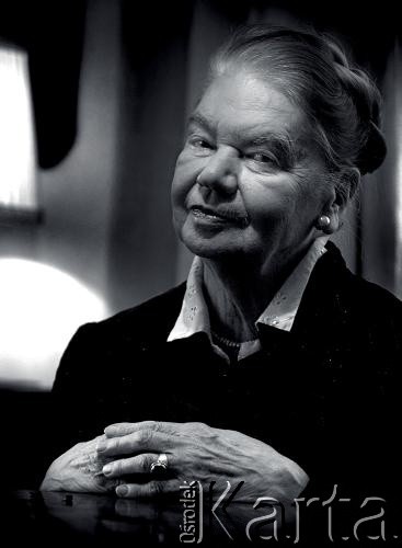 Grudzień 2004, Warszawa, Polska.
Poetka, eseistka i tłumaczka literatury Julia Hartwig.
Fot. Wojciech Druszcz, zbiory Ośrodka KARTA. 
