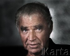 Grudzień 2004, Warszawa, Polska.
Pisarz, felietonista i scenarzysta filmowy Janusz Głowacki. 
Fot. Wojciech Druszcz, zbiory Ośrodka KARTA