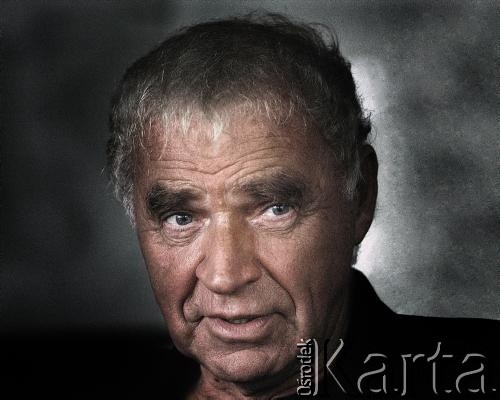Grudzień 2004, Warszawa, Polska.
Pisarz, felietonista i scenarzysta filmowy Janusz Głowacki. 
Fot. Wojciech Druszcz, zbiory Ośrodka KARTA