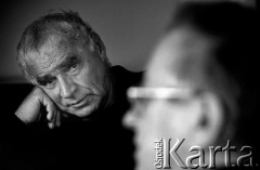 2002, Warszawa, Polska.
Pisarz, felietonista i scenarzysta filmowy Janusz Głowacki. 
Fot. Wojciech Druszcz, zbiory Ośrodka KARTA