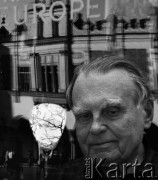 1996, Kraków, Polska.
Poeta, laureat literackiej nagrody Nobla Czesław Miłosz. 
Fot. Wojciech Druszcz, zbiory Ośrodka KARTA