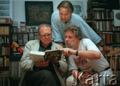 1995, Kraków, Polska.
Poeta, laureat literackiej nagrody Nobla Czesław Miłosz, malarz Andrzej Dudziński i redaktor naczelny wydawnictwa 