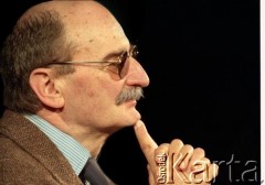 1997, Warszawa, Polska.
Dramaturg, pisarz Sławomir Mrożek. 
Fot. Wojciech Druszcz, zbiory Ośrodka KARTA