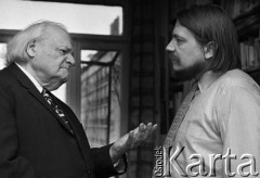 1972, Warszawa, Polska.
Melchior Wańkowicz - pisarz, dziennikarz, reportażysta i publicysta oraz Krzysztof Kąkolewski - publicysta i reporter.
Fot. Wojciech Druszcz, zbiory Ośrodka KARTA