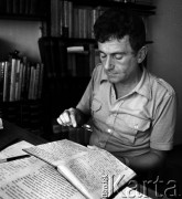 1976, Warszawa, Polska.
Literaturoznawca, krytyk literacki, dziennikarz „Polityki” Tadeusz Drewnowski.
Fot. Wojciech Druszcz, zbiory Ośrodka KARTA