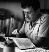 1976, Warszawa, Polska.
Literaturoznawca, krytyk literacki, dziennikarz „Polityki” Tadeusz Drewnowski.
Fot. Wojciech Druszcz, zbiory Ośrodka KARTA