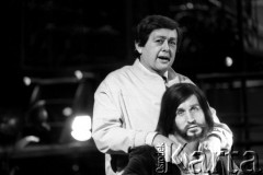 Luty 1980, Warszawa, Polska.
Studio Telewizji Polskiej. Piosenkarz Czesław Niemen i redaktor naczelny Redakcji Widowisk Publicystycznych i Form Dokumentalnych Studia-2 TVP Mariusz Walter w czasie nagrywania programu.
Fot. Wojciech Druszcz, zbiory Ośrodka KARTA