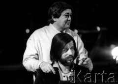 Luty 1980, Warszawa, Polska.
Studio Telewizji Polskiej. Piosenkarz Czesław Niemen i redaktor naczelny Redakcji Widowisk Publicystycznych i Form Dokumentalnych Studia-2 TVP Mariusz Walter w czasie nagrywania programu.
Fot. Wojciech Druszcz, zbiory Ośrodka KARTA